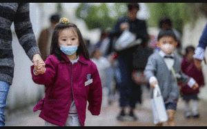 Phụ huynh lo con mắc dịch corona khi đi học trở lại, bác sĩ khuyên nên bình tĩnh